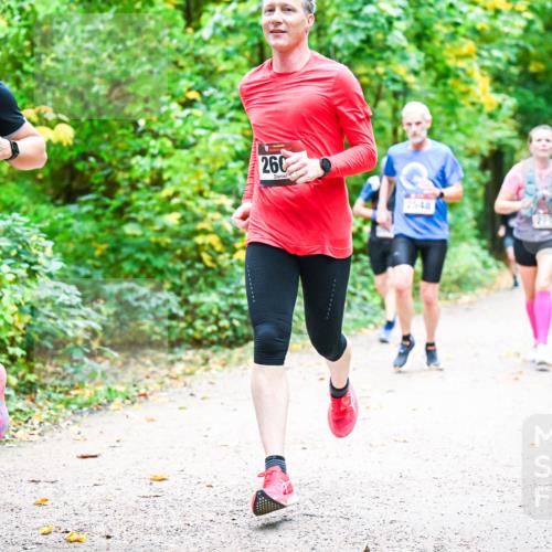 12.10.2025 - Bramfelder Halbmarathon 2025 Dr. Thomas Lammeyer http://msf.ph/oto/9341782 12.10.2025 09:52:58 Laufen 2468, 260, 2548 meine-sportfotos.de