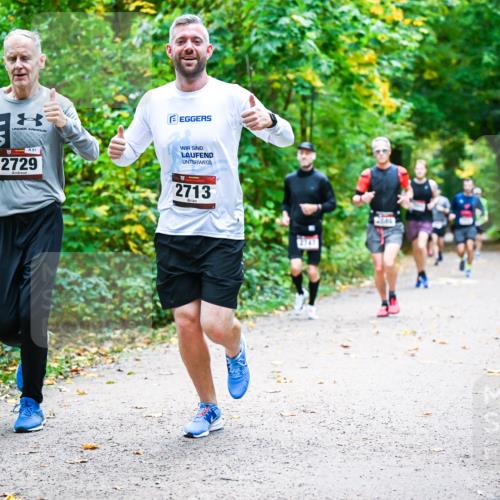 12.10.2025 - Bramfelder Halbmarathon 2025 Dr. Thomas Lammeyer http://msf.ph/oto/9341864 12.10.2025 09:53:14 Laufen 2729, 2713, 2747 meine-sportfotos.de
