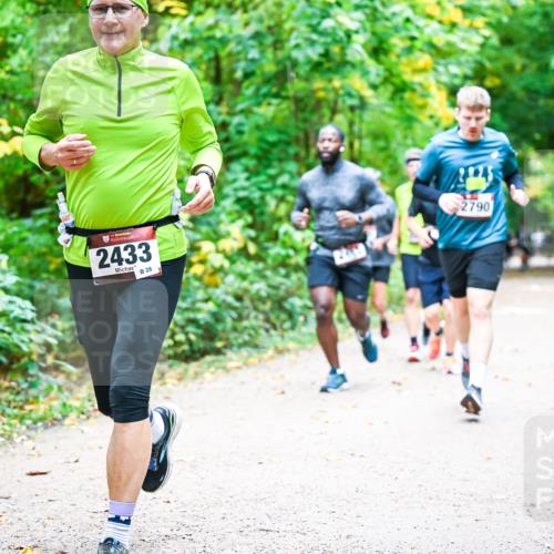 12.10.2025 - Bramfelder Halbmarathon 2025 Dr. Thomas Lammeyer http://msf.ph/oto/9341965 12.10.2025 09:53:33 Laufen 2433, 28, 2790 meine-sportfotos.de