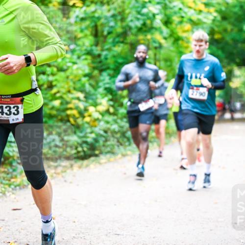 12.10.2025 - Bramfelder Halbmarathon 2025 Dr. Thomas Lammeyer http://msf.ph/oto/9341967 12.10.2025 09:53:33 Laufen 34, 2433, 28, 2790, 24 meine-sportfotos.de