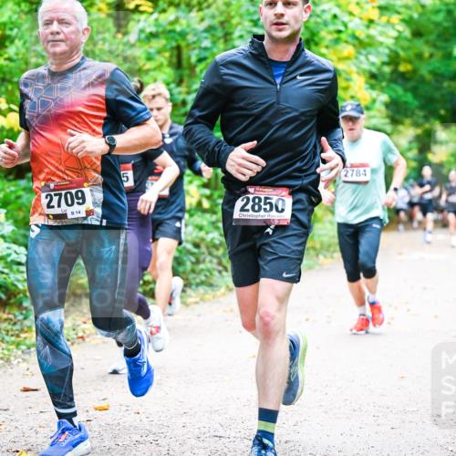 12.10.2025 - Bramfelder Halbmarathon 2025 Dr. Thomas Lammeyer http://msf.ph/oto/9342085 12.10.2025 09:53:57 Laufen 2709, 14, 2850, 2784 meine-sportfotos.de