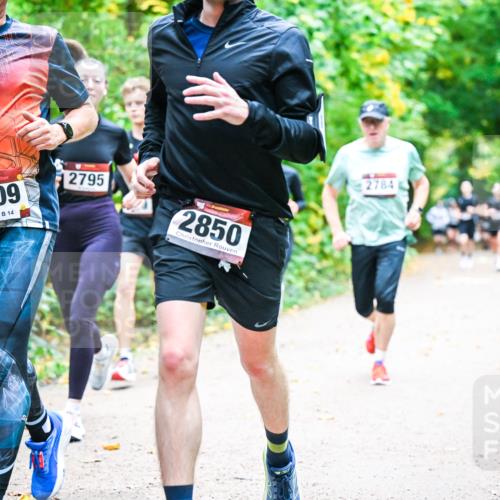 12.10.2025 - Bramfelder Halbmarathon 2025 Dr. Thomas Lammeyer http://msf.ph/oto/9342087 12.10.2025 09:53:57 Laufen 2709, 14, 2795, 2850, 2784 meine-sportfotos.de