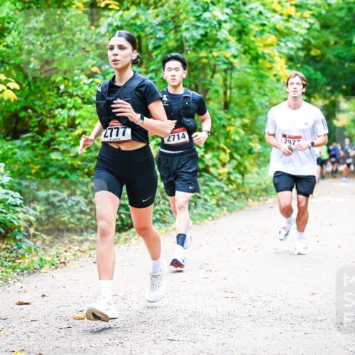 12.10.2025 - Bramfelder Halbmarathon 2025 Dr. Thomas Lammeyer http://msf.ph/oto/9342124 12.10.2025 09:54:04 Laufen 2777, 2714, 2972 meine-sportfotos.de