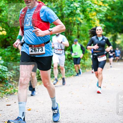 12.10.2025 - Bramfelder Halbmarathon 2025 Dr. Thomas Lammeyer http://msf.ph/oto/9342186 12.10.2025 09:54:15 Laufen 2673, 25, 26, 2563 meine-sportfotos.de