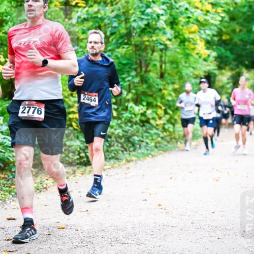 12.10.2025 - Bramfelder Halbmarathon 2025 Dr. Thomas Lammeyer http://msf.ph/oto/9342457 12.10.2025 09:55:04 Laufen 2624, 2776, 2464 meine-sportfotos.de