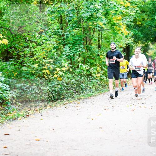 12.10.2025 - Bramfelder Halbmarathon 2025 Dr. Thomas Lammeyer http://msf.ph/oto/9342590 12.10.2025 09:55:25 Laufen 2918, 2590, 2869, 2900 meine-sportfotos.de