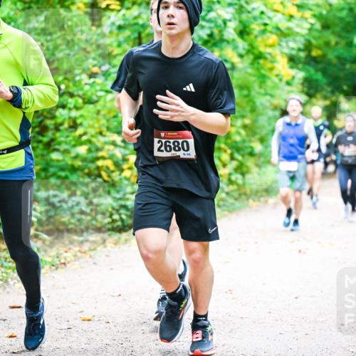 12.10.2025 - Bramfelder Halbmarathon 2025 Dr. Thomas Lammeyer http://msf.ph/oto/9342653 12.10.2025 09:55:35 Laufen 2930, 2778, 2680, 69 meine-sportfotos.de