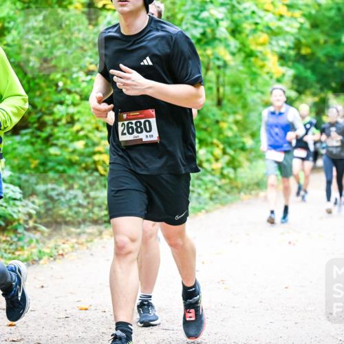 12.10.2025 - Bramfelder Halbmarathon 2025 Dr. Thomas Lammeyer http://msf.ph/oto/9342654 12.10.2025 09:55:35 Laufen 2778, 34, 2680, 69 meine-sportfotos.de