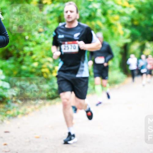 12.10.2025 - Bramfelder Halbmarathon 2025 Dr. Thomas Lammeyer http://msf.ph/oto/9342681 12.10.2025 09:55:40 Laufen 18, 2570 meine-sportfotos.de