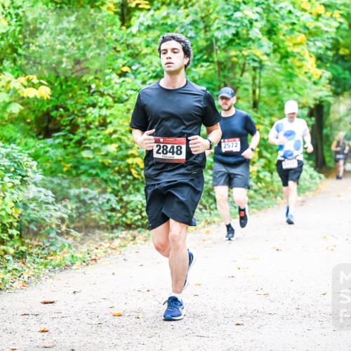 12.10.2025 - Bramfelder Halbmarathon 2025 Dr. Thomas Lammeyer http://msf.ph/oto/9342978 12.10.2025 09:56:46 Laufen 2848, 2572, 2466 meine-sportfotos.de