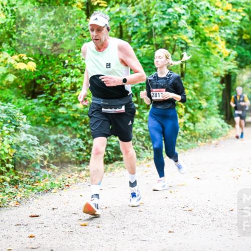 12.10.2025 - Bramfelder Halbmarathon 2025 Dr. Thomas Lammeyer http://msf.ph/oto/9343011 12.10.2025 09:56:52 Laufen 2811 meine-sportfotos.de