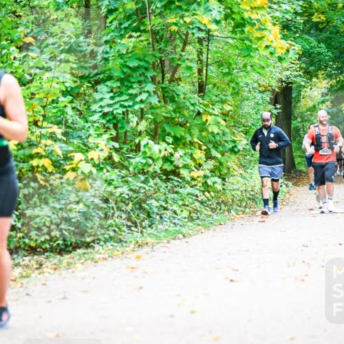 12.10.2025 - Bramfelder Halbmarathon 2025 Dr. Thomas Lammeyer http://msf.ph/oto/9343455 12.10.2025 09:58:29 Laufen 944, 2603, 2893, 2475 meine-sportfotos.de
