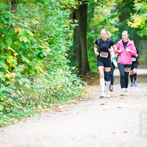 12.10.2025 - Bramfelder Halbmarathon 2025 Dr. Thomas Lammeyer http://msf.ph/oto/9343663 12.10.2025 09:59:22 Laufen 2820, 943, 2819 meine-sportfotos.de