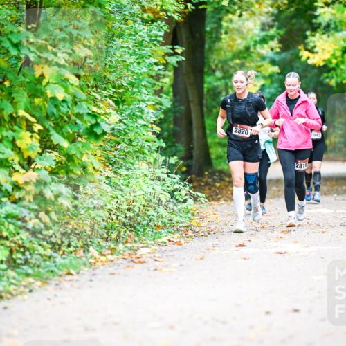 12.10.2025 - Bramfelder Halbmarathon 2025 Dr. Thomas Lammeyer http://msf.ph/oto/9343664 12.10.2025 09:59:23 Laufen 2820, 2819, 2943 meine-sportfotos.de