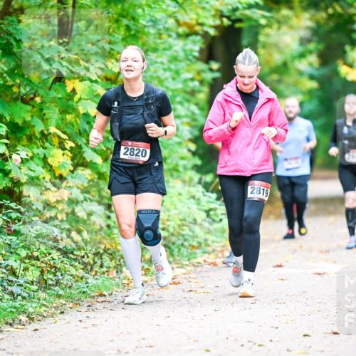 12.10.2025 - Bramfelder Halbmarathon 2025 Dr. Thomas Lammeyer http://msf.ph/oto/9343685 12.10.2025 09:59:27 Laufen 2820, 2819, 11, 2043 meine-sportfotos.de