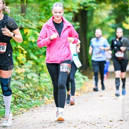 12.10.2025 - Bramfelder Halbmarathon 2025 Dr. Thomas Lammeyer http://msf.ph/oto/9343697 12.10.2025 09:59:29 Laufen 2820, 2819 meine-sportfotos.de