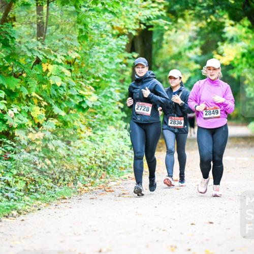 12.10.2025 - Bramfelder Halbmarathon 2025 Dr. Thomas Lammeyer http://msf.ph/oto/9343899 12.10.2025 10:01:18 Laufen 2728, 2836, 2849 meine-sportfotos.de