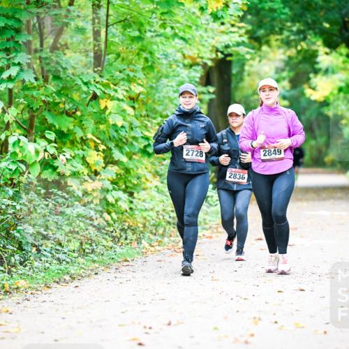 12.10.2025 - Bramfelder Halbmarathon 2025 Dr. Thomas Lammeyer http://msf.ph/oto/9343906 12.10.2025 10:01:20 Laufen 2728, 2836, 2849 meine-sportfotos.de