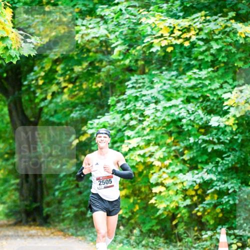 12.10.2025 - Bramfelder Halbmarathon 2025 Dr. Thomas Lammeyer http://msf.ph/oto/9344144 12.10.2025 10:04:52 Laufen 2505 meine-sportfotos.de