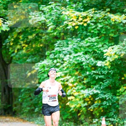 12.10.2025 - Bramfelder Halbmarathon 2025 Dr. Thomas Lammeyer http://msf.ph/oto/9344147 12.10.2025 10:04:52 Laufen 2505 meine-sportfotos.de
