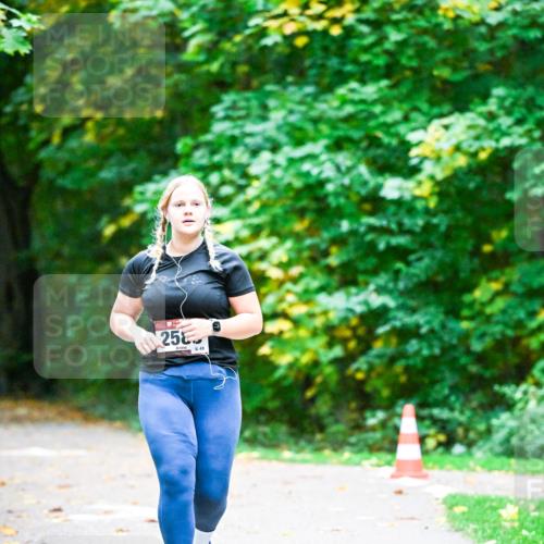 12.10.2025 - Bramfelder Halbmarathon 2025 Dr. Thomas Lammeyer http://msf.ph/oto/9344257 12.10.2025 10:07:21 Laufen 25 meine-sportfotos.de