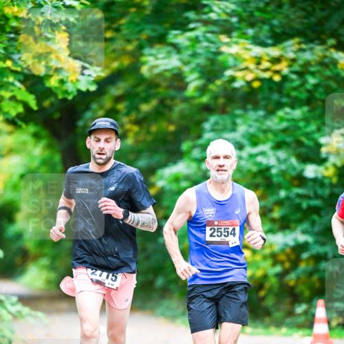 12.10.2025 - Bramfelder Halbmarathon 2025 Dr. Thomas Lammeyer http://msf.ph/oto/9344339 12.10.2025 10:08:28 Laufen 2715, 40, 2554, 97 meine-sportfotos.de