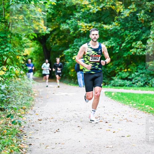 12.10.2025 - Bramfelder Halbmarathon 2025 Dr. Thomas Lammeyer http://msf.ph/oto/9344370 12.10.2025 10:08:58 Laufen 2962 meine-sportfotos.de