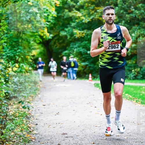 12.10.2025 - Bramfelder Halbmarathon 2025 Dr. Thomas Lammeyer http://msf.ph/oto/9344379 12.10.2025 10:09:00 Laufen 2962 meine-sportfotos.de