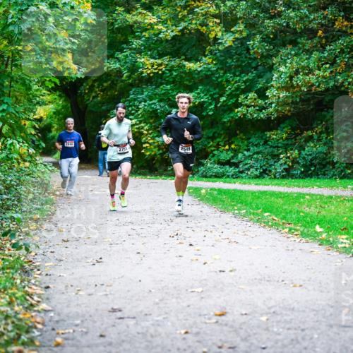 12.10.2025 - Bramfelder Halbmarathon 2025 Dr. Thomas Lammeyer http://msf.ph/oto/9344384 12.10.2025 10:09:03 Laufen 2840, 2751, 2549 meine-sportfotos.de