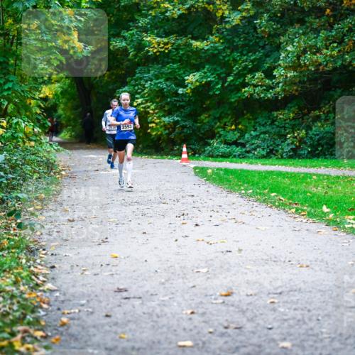 12.10.2025 - Bramfelder Halbmarathon 2025 Dr. Thomas Lammeyer http://msf.ph/oto/9344576 12.10.2025 10:11:11 Laufen 25, 30, 2593 meine-sportfotos.de