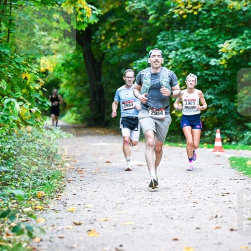12.10.2025 - Bramfelder Halbmarathon 2025 Dr. Thomas Lammeyer http://msf.ph/oto/9344982 12.10.2025 10:13:30 Laufen 2984, 2954, 2985 meine-sportfotos.de