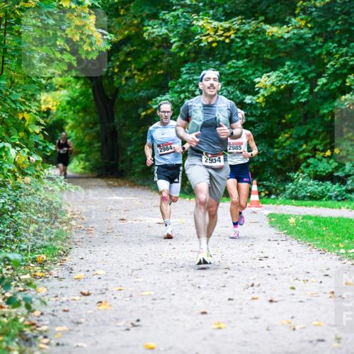 12.10.2025 - Bramfelder Halbmarathon 2025 Dr. Thomas Lammeyer http://msf.ph/oto/9344987 12.10.2025 10:13:31 Laufen 2984, 2954, 2985 meine-sportfotos.de