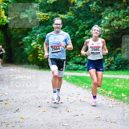 12.10.2025 - Bramfelder Halbmarathon 2025 Dr. Thomas Lammeyer http://msf.ph/oto/9345001 12.10.2025 10:13:33 Laufen 2984, 2985 meine-sportfotos.de