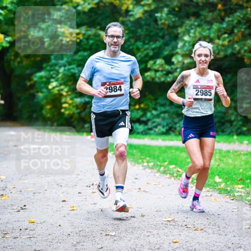 12.10.2025 - Bramfelder Halbmarathon 2025 Dr. Thomas Lammeyer http://msf.ph/oto/9345004 12.10.2025 10:13:34 Laufen 984, 2985 meine-sportfotos.de