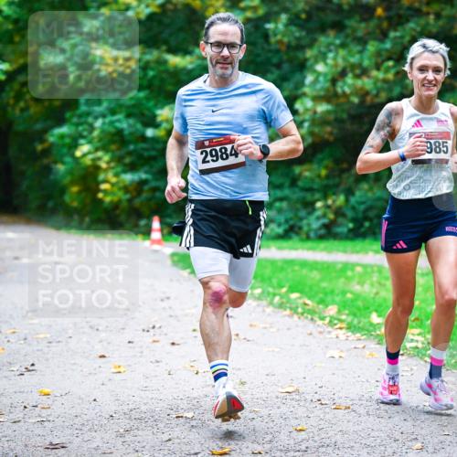 12.10.2025 - Bramfelder Halbmarathon 2025 Dr. Thomas Lammeyer http://msf.ph/oto/9345007 12.10.2025 10:13:34 Laufen 2984, 985 meine-sportfotos.de