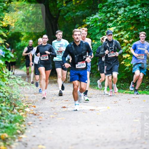 12.10.2025 - Bramfelder Halbmarathon 2025 Dr. Thomas Lammeyer http://msf.ph/oto/9345290 12.10.2025 10:15:04 Laufen 2636, 2571, 2895, 2676, 2, 2828 meine-sportfotos.de