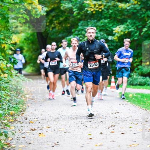 12.10.2025 - Bramfelder Halbmarathon 2025 Dr. Thomas Lammeyer http://msf.ph/oto/9345306 12.10.2025 10:15:06 Laufen 2636, 2437, 2895 meine-sportfotos.de