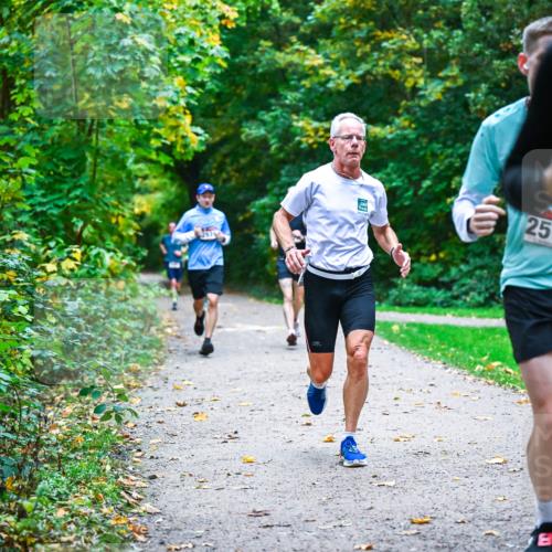 12.10.2025 - Bramfelder Halbmarathon 2025 Dr. Thomas Lammeyer http://msf.ph/oto/9345331 12.10.2025 10:15:12 Laufen 2571, 263 meine-sportfotos.de