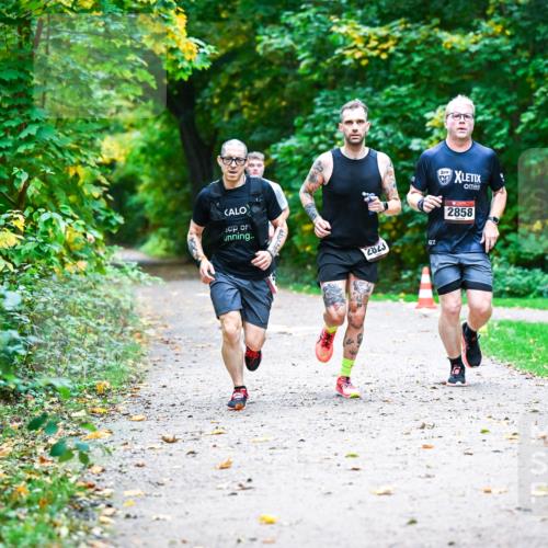 12.10.2025 - Bramfelder Halbmarathon 2025 Dr. Thomas Lammeyer http://msf.ph/oto/9345544 12.10.2025 10:16:21 Laufen 2823, 105, 2858 meine-sportfotos.de