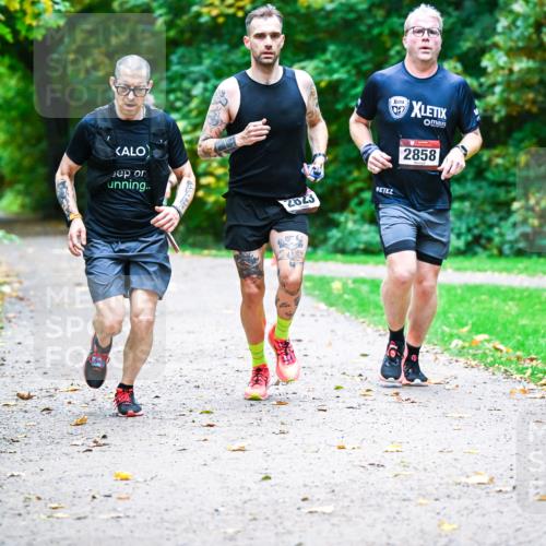 12.10.2025 - Bramfelder Halbmarathon 2025 Dr. Thomas Lammeyer http://msf.ph/oto/9345548 12.10.2025 10:16:22 Laufen 2823, 13, 2858 meine-sportfotos.de