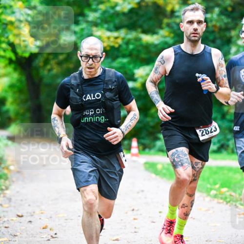 12.10.2025 - Bramfelder Halbmarathon 2025 Dr. Thomas Lammeyer http://msf.ph/oto/9345552 12.10.2025 10:16:23 Laufen 2823, 2858 meine-sportfotos.de
