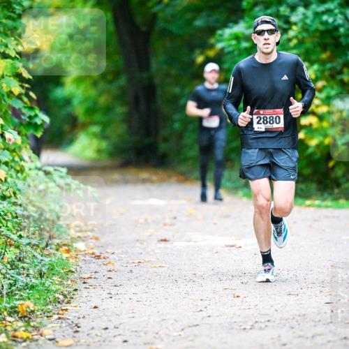 12.10.2025 - Bramfelder Halbmarathon 2025 Dr. Thomas Lammeyer http://msf.ph/oto/9345771 12.10.2025 10:17:24 Laufen 2880 meine-sportfotos.de