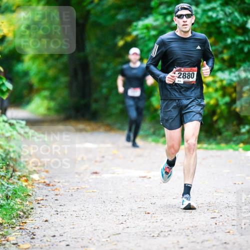 12.10.2025 - Bramfelder Halbmarathon 2025 Dr. Thomas Lammeyer http://msf.ph/oto/9345773 12.10.2025 10:17:25 Laufen 2880 meine-sportfotos.de