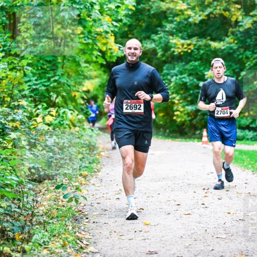 12.10.2025 - Bramfelder Halbmarathon 2025 Dr. Thomas Lammeyer http://msf.ph/oto/9345933 12.10.2025 10:17:58 Laufen 2692, 2014, 2704 meine-sportfotos.de