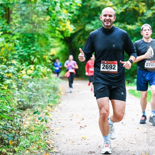 12.10.2025 - Bramfelder Halbmarathon 2025 Dr. Thomas Lammeyer http://msf.ph/oto/9345938 12.10.2025 10:17:59 Laufen 2692, 2704 meine-sportfotos.de