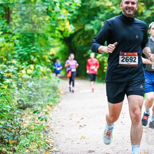 12.10.2025 - Bramfelder Halbmarathon 2025 Dr. Thomas Lammeyer http://msf.ph/oto/9345940 12.10.2025 10:17:59 Laufen 8, 2692, 2704 meine-sportfotos.de