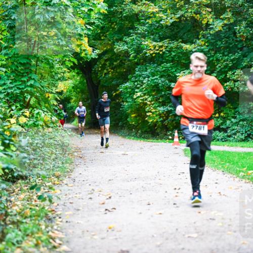 12.10.2025 - Bramfelder Halbmarathon 2025 Dr. Thomas Lammeyer http://msf.ph/oto/9346035 12.10.2025 10:18:27 Laufen 2573, 2781, 2559 meine-sportfotos.de