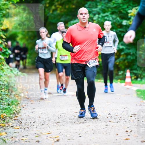 12.10.2025 - Bramfelder Halbmarathon 2025 Dr. Thomas Lammeyer http://msf.ph/oto/9346307 12.10.2025 10:19:40 Laufen 7970, 1517, 2541, 2790 meine-sportfotos.de