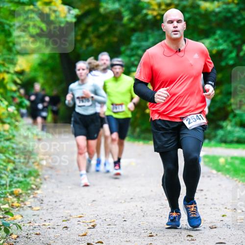 12.10.2025 - Bramfelder Halbmarathon 2025 Dr. Thomas Lammeyer http://msf.ph/oto/9346312 12.10.2025 10:19:42 Laufen 2541 meine-sportfotos.de