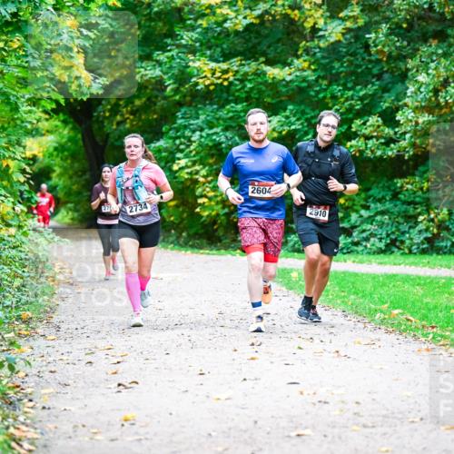 12.10.2025 - Bramfelder Halbmarathon 2025 Dr. Thomas Lammeyer http://msf.ph/oto/9346398 12.10.2025 10:19:57 Laufen 2604, 27, 2734, 2910 meine-sportfotos.de